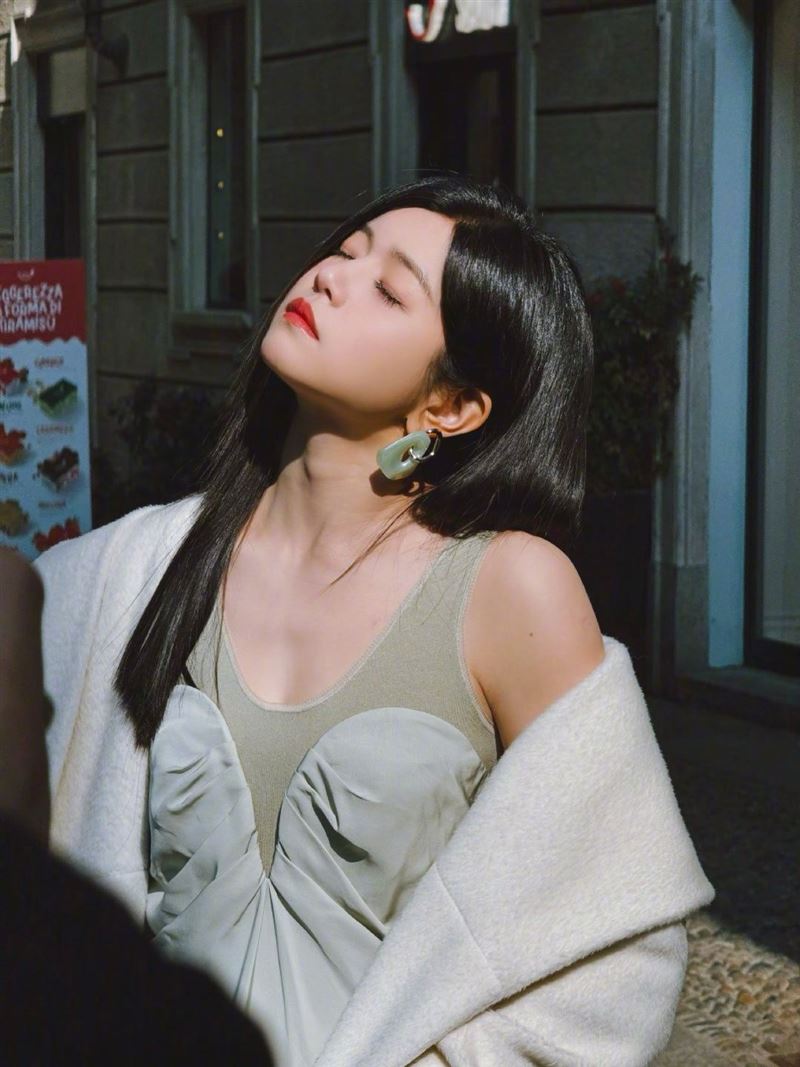 陳妍希飛往米蘭參加時裝週活動,狀態超好,被大讚「夢回沈佳宜」。(圖/翻攝自微博)