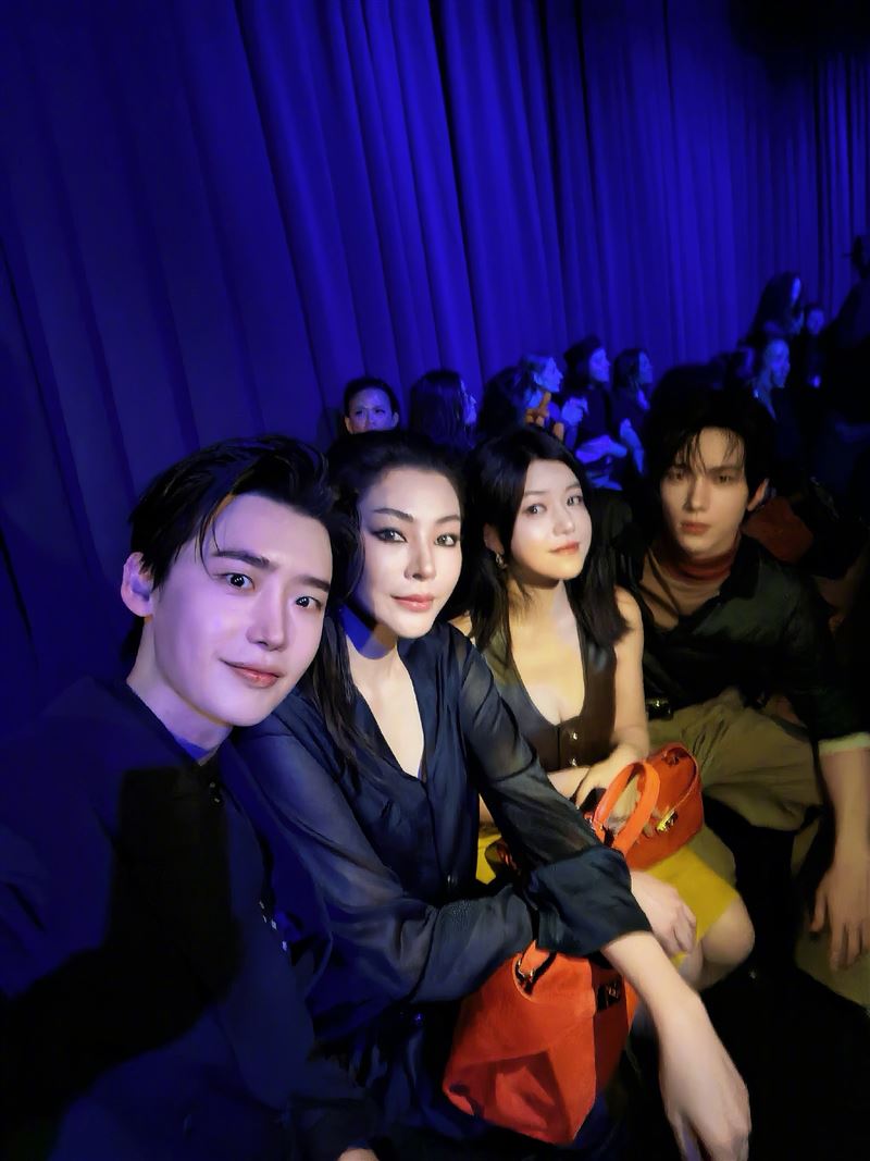 陳妍希更和韓男神李鍾碩一同看秀。(圖/翻攝自微博)