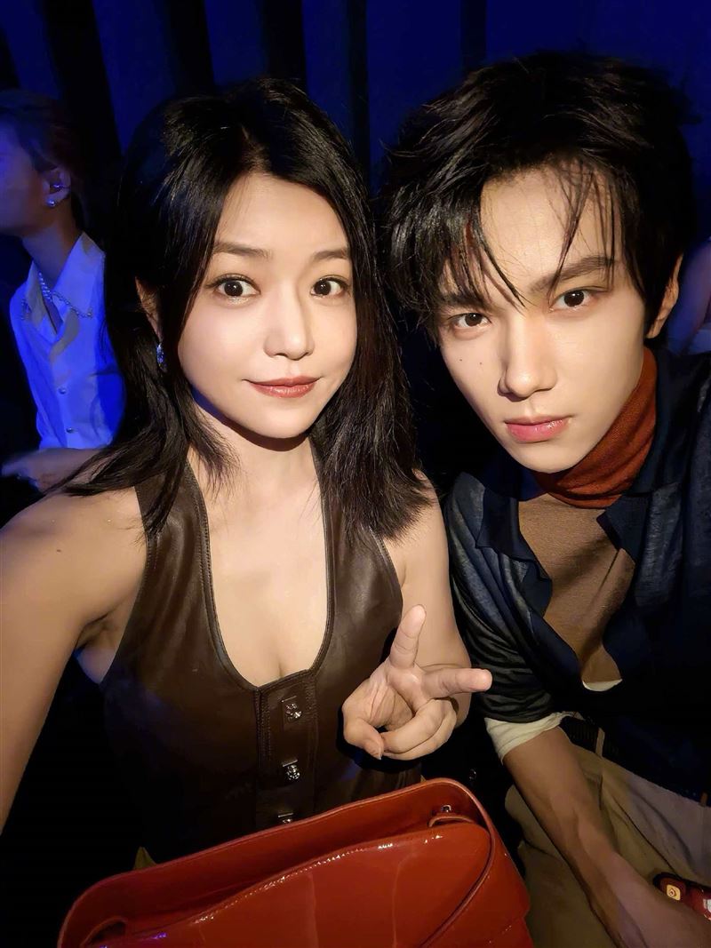 陳妍希和中國男星余承恩合照。(圖/翻攝自微博)