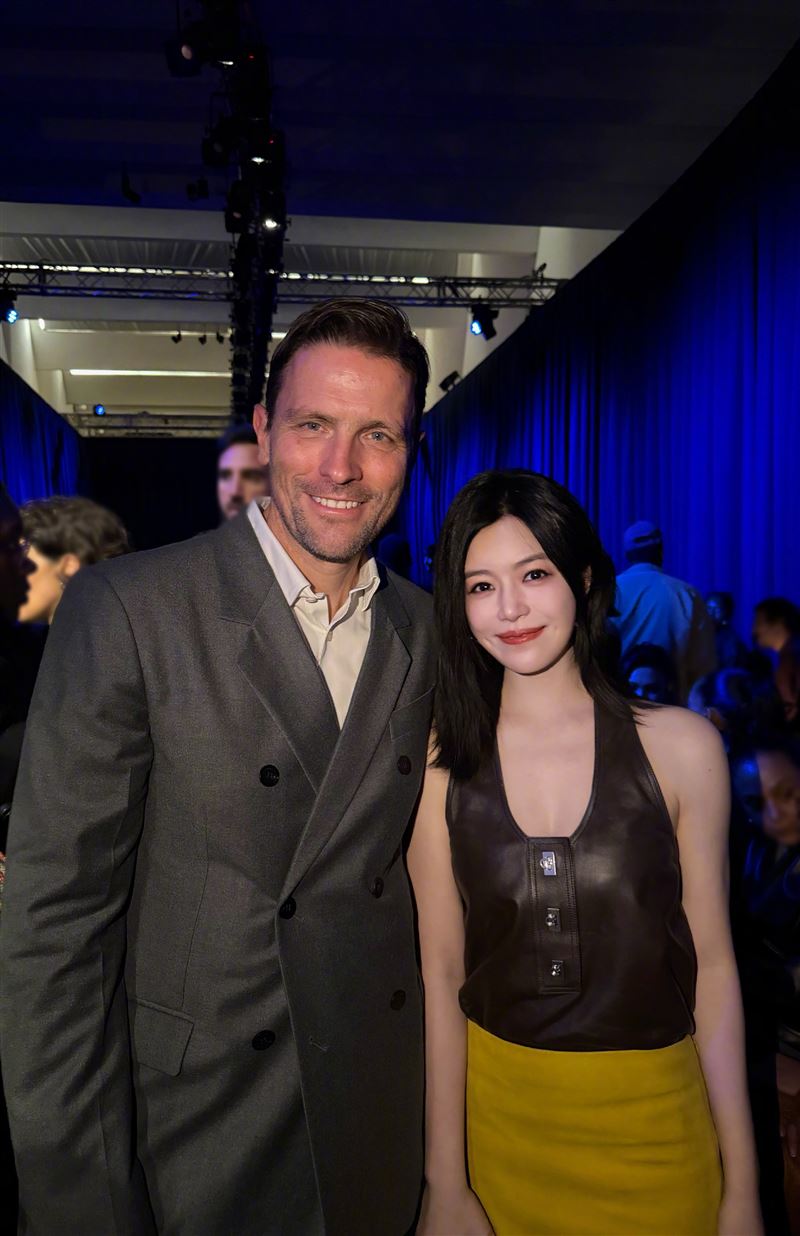 陳妍希小露性感,狀態完全不像42歲。(圖/翻攝自微博)