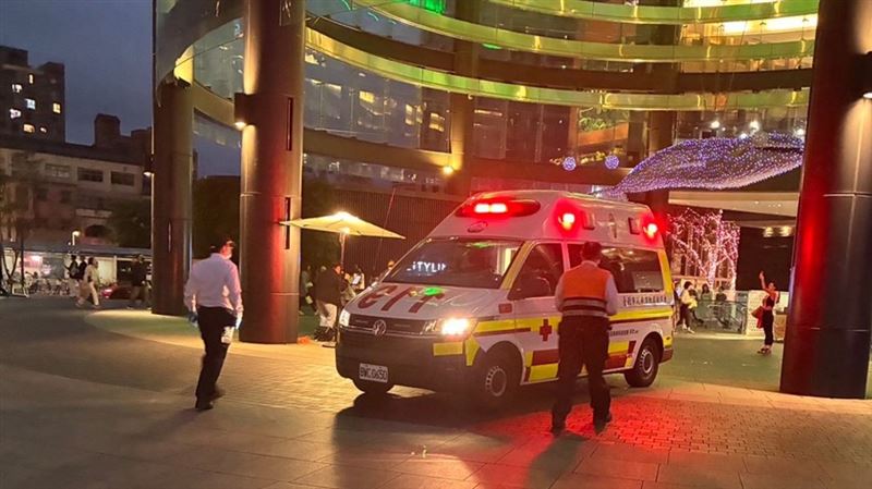 北市松山火車站1日凌晨，驚傳有民眾落軌，消防隊獲報到場將70歲婦人救出送醫。（翻攝畫面）