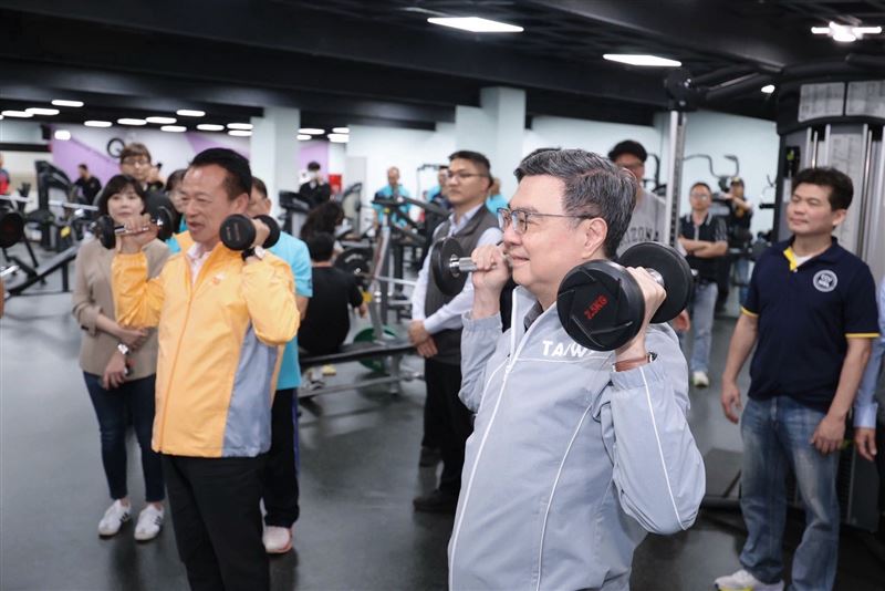 卓榮泰舉啞鈴。（圖／翻攝自卓榮泰臉書）