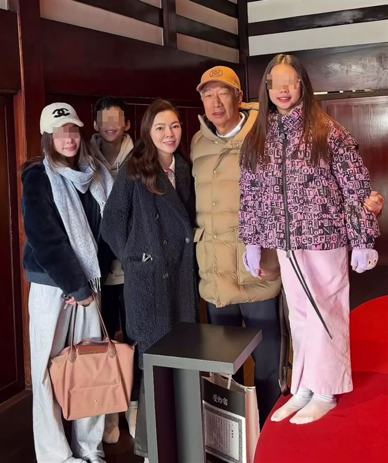 曾馨瑩和郭台銘去年底帶3名子女去日本滑雪度假。（翻攝曾馨瑩IG）