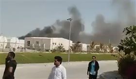 伊朗報復狂炸波斯灣多國，阿曼首度遭空襲港口起火。（圖／翻攝自X平台）