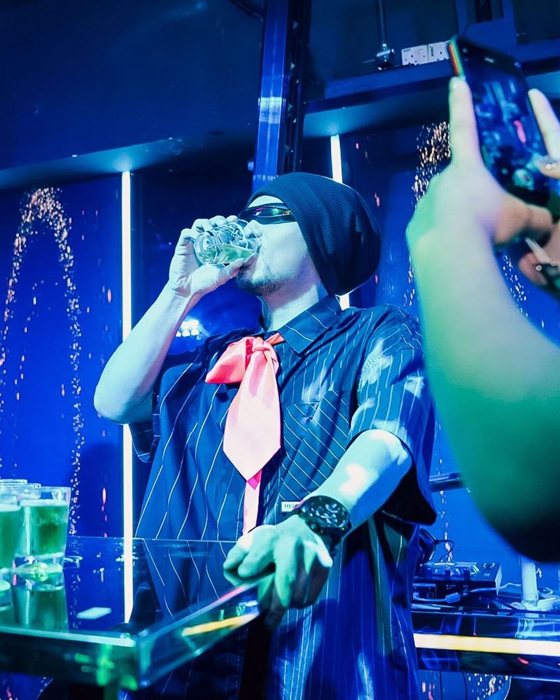 黃明志在夜店開唱,喝酒助興。(圖/翻攝自IG@namewee)