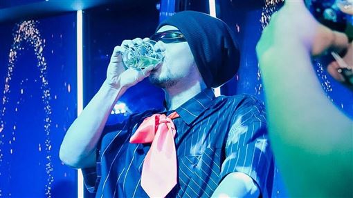 黃明志復工驚傳「邊唱邊吐」　再槓大馬警