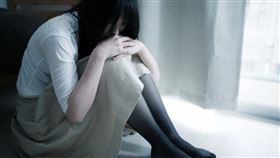 ▲一名失學少女被黃嫌夫妻檔誘騙從事酒店坐檯與粗工工作，卻慘遭凌虐性侵。（示意圖，Pakutaso）