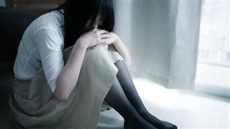 男師邀摩鐵避雨卻性侵　女高生提告後墜樓