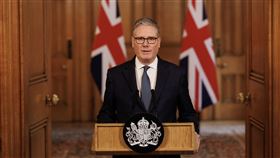 英相施凱爾譴責伊朗無差別攻擊他國　籲重回談判桌英國首相施凱爾於倫敦時間28日下午就中東情勢發表談話，呼籲伊朗停止攻擊區域內其他國家、放棄武器發展計畫，重返談判桌。（英國首相府提供）中央社記者陳韻聿倫敦傳真　115年2月28日