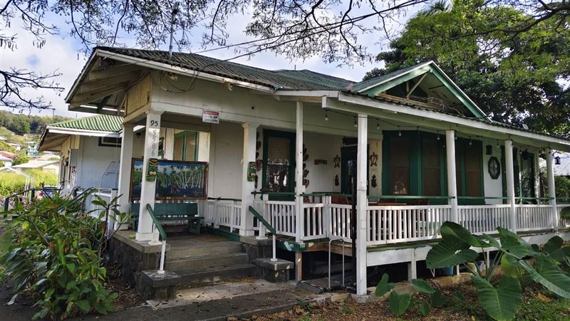 郭紀子在夏威夷民宿度假,發現民宿老闆已高齡79歲,透過持續工作創造自我人生價值,值得台灣反思長照過度的醫療陷阱與迷思。(圖/郭紀子提供)