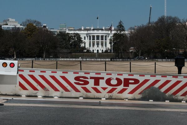 白宮外圍起封鎖線，禁止抗議民眾靠近停留。（圖／路透社／達志影像）