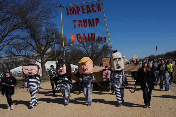 民眾頭戴川普和幕僚面具，以行動劇譴責他們犯下戰爭罪行。（圖／路透社／達志影像）