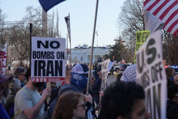 美國爆發反戰潮，大批民眾聚集在白宮外抗議遊行，反對美軍介入中東戰爭轟炸伊朗。（圖／路透社／達志影像）
