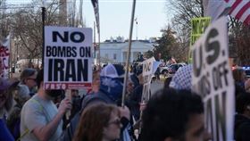 美國爆發反戰潮，大批民眾聚集在白宮外抗議遊行，反對美軍介入中東戰爭轟炸伊朗。（圖／路透社／達志影像）