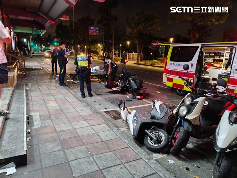 高雄市鳳山區今天（2日）凌晨發生離譜車禍。（圖／翻攝畫面）