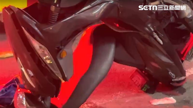 機車呈「倒立」狀態。（圖／翻攝畫面）