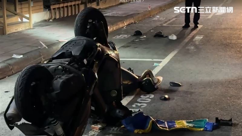 機車龍頭朝下，兩輪朝上，呈「倒立」狀態。（圖／翻攝畫面）