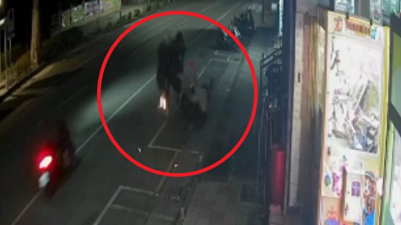 撞擊當下人車噴飛，機車甚至騰空，翻轉兩圈。（圖／翻攝畫面）