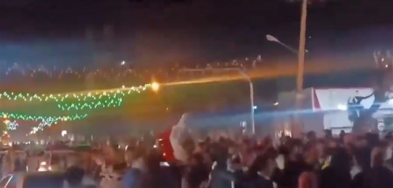 哈米尼死了，伊朗人激動歡呼慶祝，「街頭起舞、放煙火」畫面曝光。（圖／翻攝自X平台）