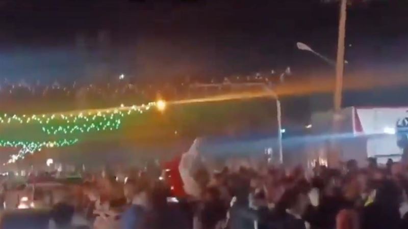 哈米尼死了,伊朗人激動歡呼慶祝,「街頭起舞、放煙火」畫面曝光。(圖/翻攝自X平台)