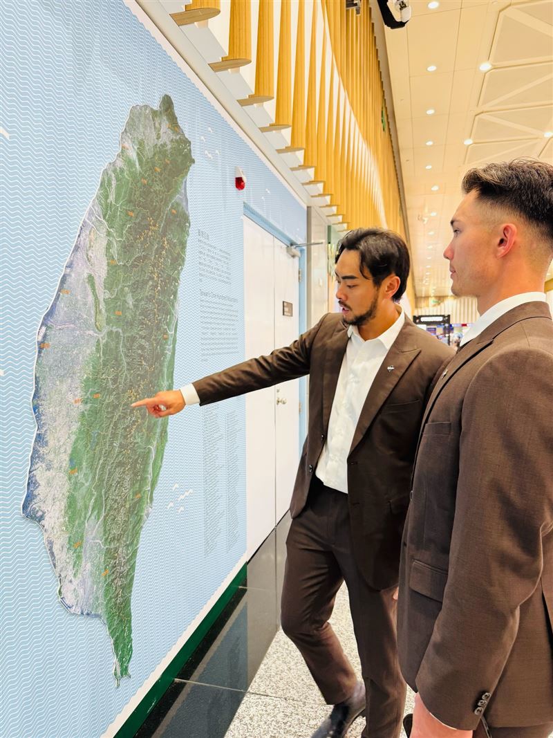 林家正指著地圖中部，正在與費爾柴德從頭到尾介紹台灣。（圖／翻攝自CPBL中華職棒threads）