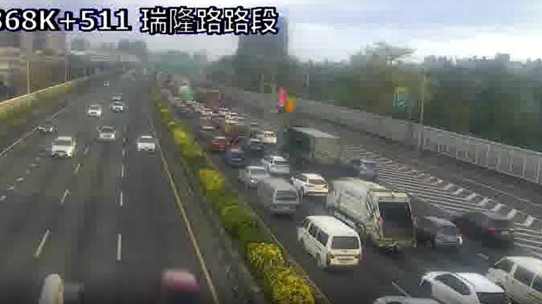 國道1號北向367.8公里處，高雄中正路段今天（2日）上午發生4輛車追撞事故車流回堵約5公里。（圖／翻攝畫面）