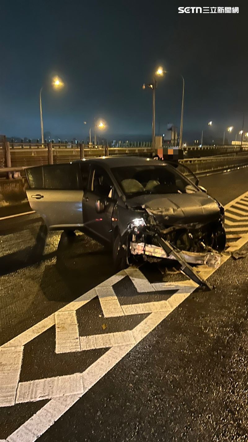 台68線深夜驚悚自撞！45歲男駕駛「噴飛車外」頭部重創OHCA。（圖／翻攝畫面）