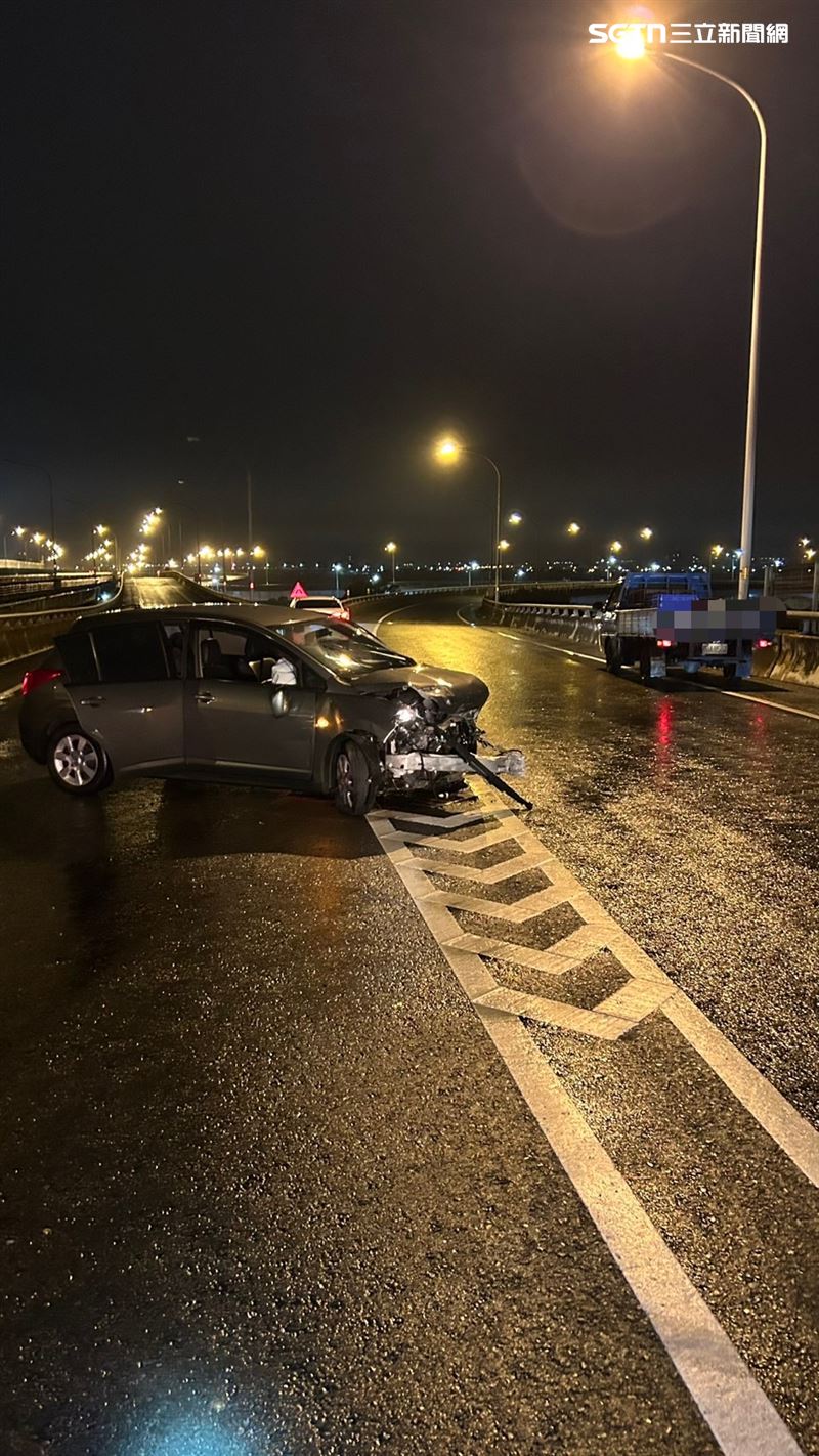 台68線深夜驚悚自撞！45歲男駕駛「噴飛車外」頭部重創OHCA。（圖／翻攝畫面）