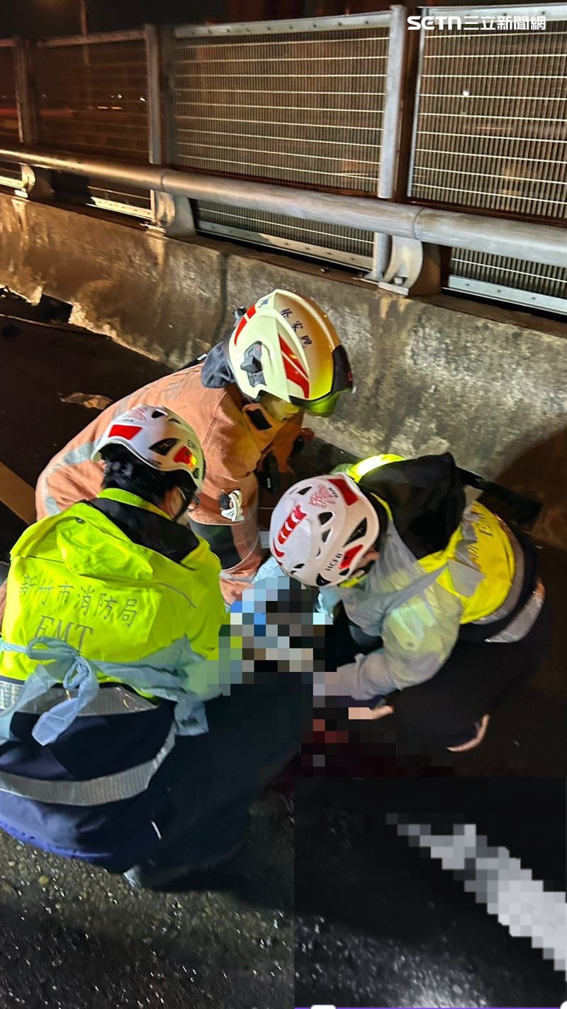 台68線深夜驚悚自撞！45歲男駕駛「噴飛車外」頭部重創OHCA。（圖／翻攝畫面）