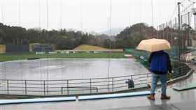 WBC台灣隊熱身賽恐受天氣影響世界棒球經典賽（WBC）台灣隊2日表定將與日職歐力士猛牛隊打官辦熱身賽，但宮崎地區上午雨勢不小，球場目前蓋上遮雨帆布，原訂進行的賽事可能受到影響。中央社記者王騰毅宮崎攝  115年3月2日