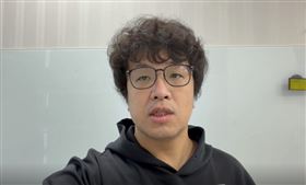 沈伯洋同時被列入台獨頑固份子清單，又列入台獨打手幫兇清單，讓他笑說自己是二刀流（圖／沈伯洋提供）