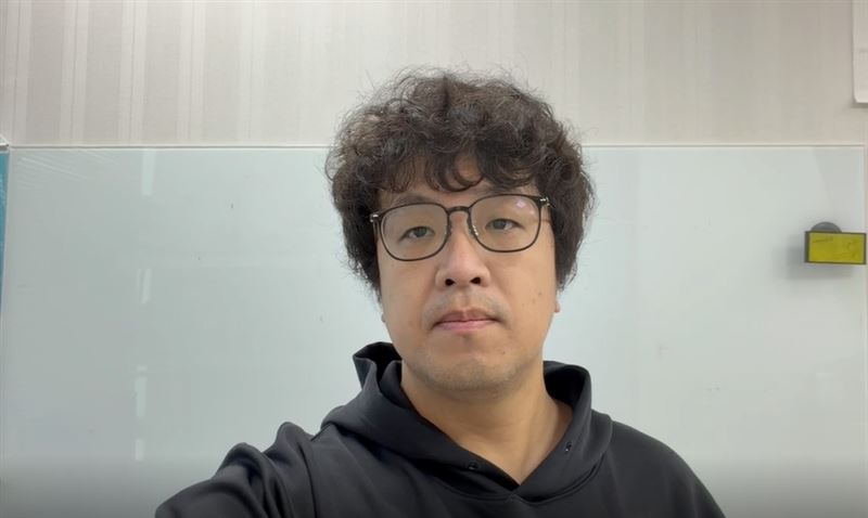 沈伯洋同時被列入台獨頑固份子清單，又列入台獨打手幫兇清單，讓他笑說自己是二刀流（圖／沈伯洋提供）