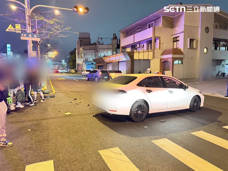 情侶檔騎車雙載行經閃黃燈路口,遭白牌車猛烈撞擊。(圖/翻攝畫面)