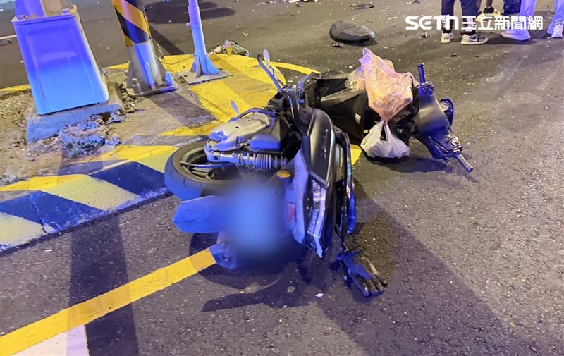 苗栗情侶檔騎車雙載,遭違規載客白牌車撞飛,釀1死1傷慘劇。(圖/翻攝畫面)