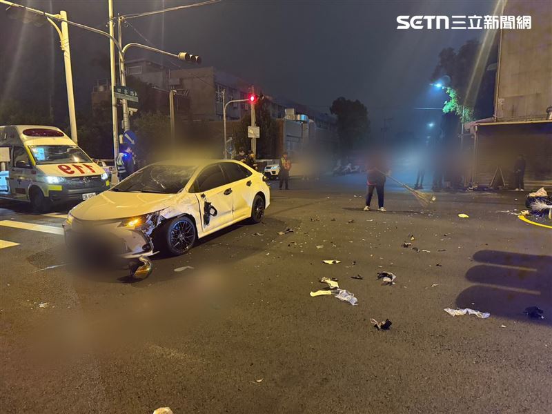 苗栗情侶檔騎車雙載,遭違規載客白牌車撞飛,釀1死1傷慘劇。(圖/翻攝畫面)