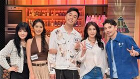 香蕉岳母（右2）外貌年輕。（圖／翻攝自臉書）