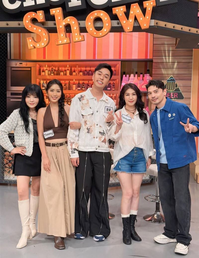 香蕉岳母(右2)外貌年輕。(圖/翻攝自臉書)