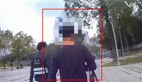任男被警方帶回派出所。（圖／翻攝畫面）