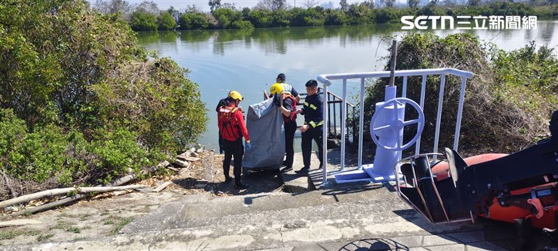 嘉南大圳1日出現浮屍,身分不明,警方比對失蹤人口後仍無所獲。(圖/翻攝自畫面)