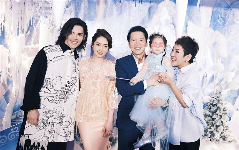 向華強與向太將2000億遺產全交由媳婦郭碧婷處理。（圖／翻攝自臉書）