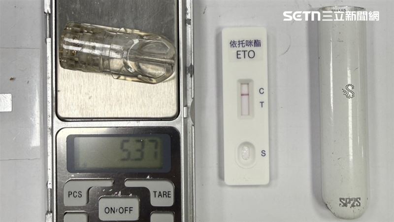 警方在嫌犯身上查獲二級毒品依托咪酯。(圖/翻攝畫面)