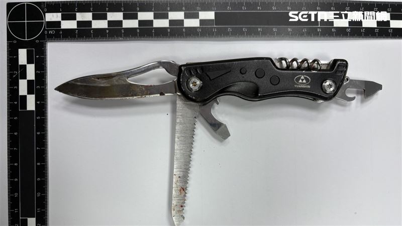 警方查扣犯案用的刀具。(圖/翻攝畫面)
