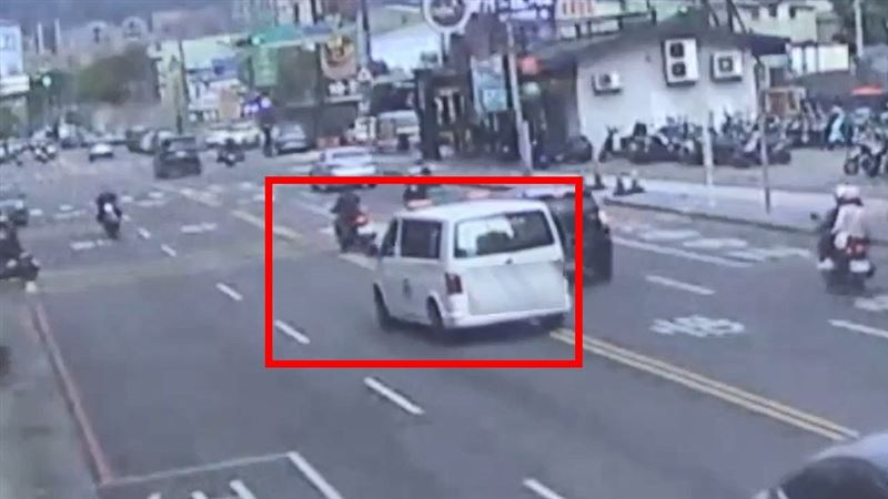 民間救護車撞擊機車瞬間。(圖/翻攝畫面)