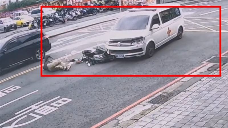 騎士被撞後犁田慘摔翻滾7圈。(圖/翻攝畫面)