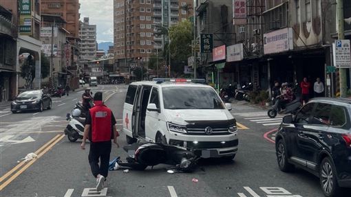 救護車出勤凸槌　撞機車害騎士犁田全身傷