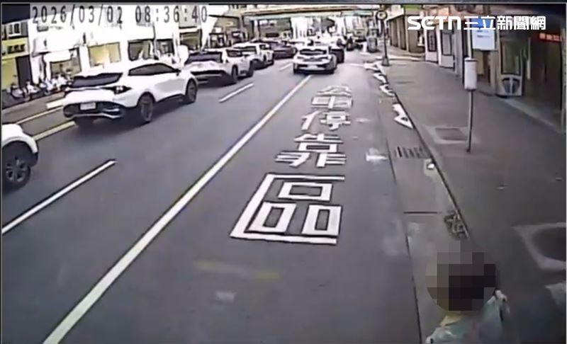 林婦從公車前頭走過，不幸遭輾斃。（圖／翻攝畫面）