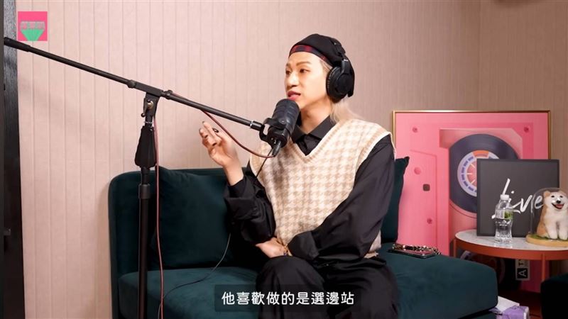 嘻小瓜猜測遭到下咒的主因。(圖/翻攝自YouTube)