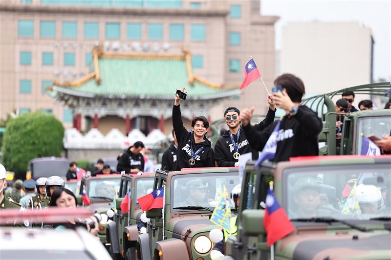 為臺灣加油！從不被看好到世界第二！中華隊WBC冠軍之路曝光，　東京巨蛋那一刻全台興奮狂歡哭了。（圖／遠流出版提供、牽猴子、三立新聞網資料照）