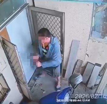 彰化平頭男持鐵鎚、長刀強闖鄰居家門，畫面曝光引發居民恐慌。（圖／翻攝自員林人俱樂部臉書）