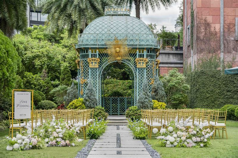 維多麗亞酒店歐式花園可以辦理證證婚儀式、戶外捧花、雞尾酒會等多元活動,增加宴會與派對的活潑度。(圖/飯店旅宿業者提供)